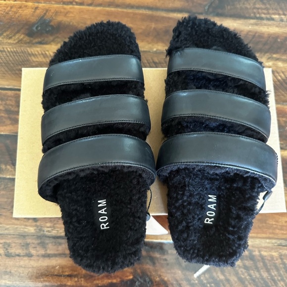 ROAM Black 3 Strap Faux Leather Fuzzy Slide Sandals Size 8 NWT - Picture 2 of 7